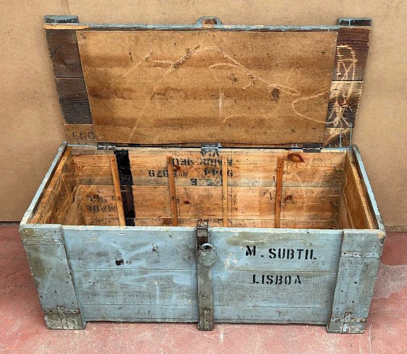 Caixa de porão antiga, arca ou bau 131X61X58 cm