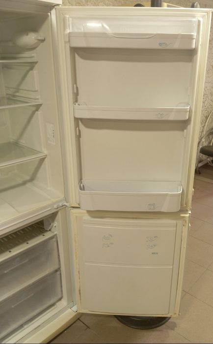 Продам холодильник Indesit