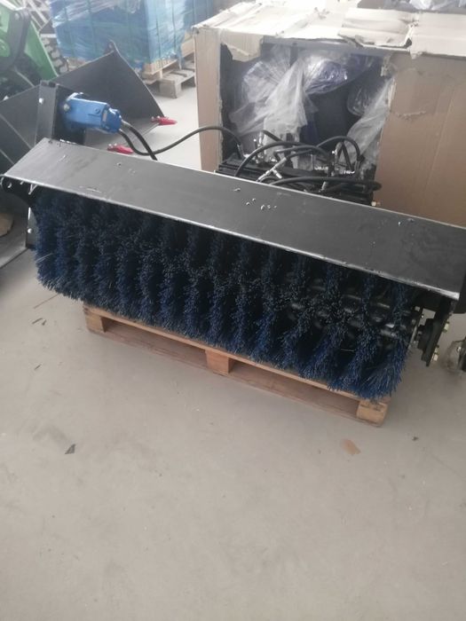 Новый погрузчик  электрический  ( навантажувач  електричний ).