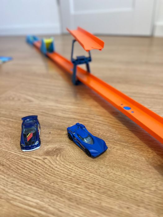 Трек Hot Wheels з машинками