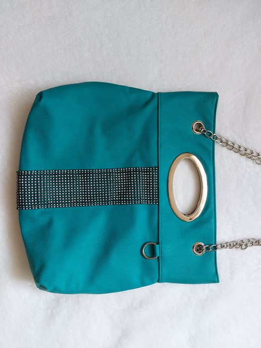 Torebka na srebrnym łańcuszku