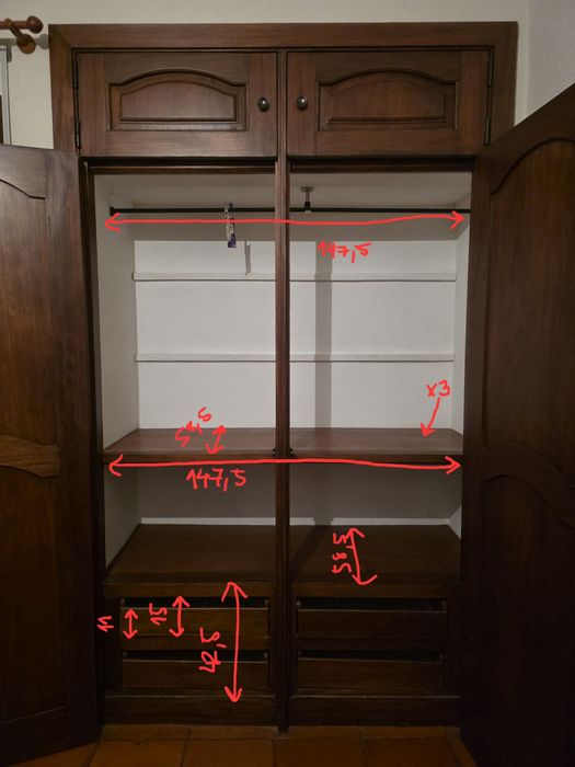 Armário encastrado com gavetas e prateleiras em mogno