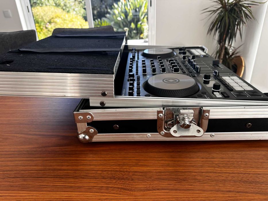Traktor S4 MK3 DJ Controller + flight case