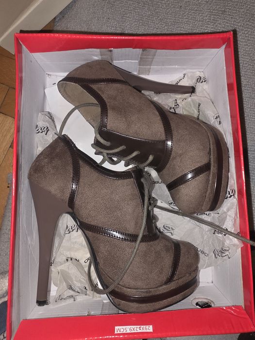 Buty na szpilkach 35