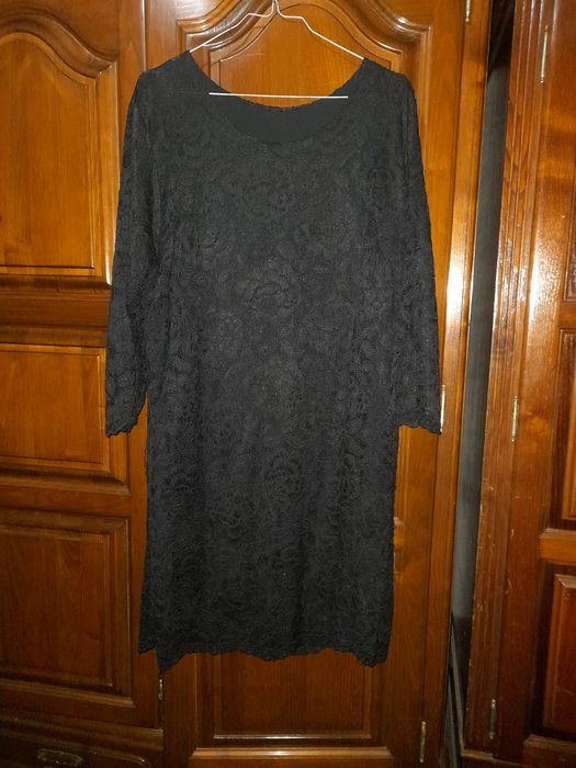 Vestido de Renda Preto de Mulher