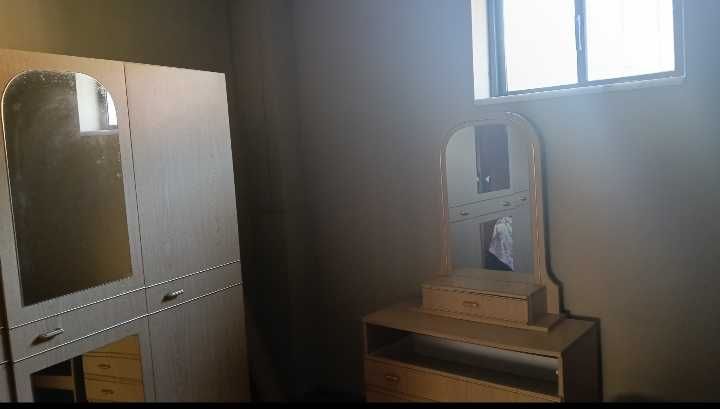 Vendo Quarto de Casal, com cama completa, tem focos e música de rádio roupeiro, duas mesas de cabeceira e um roupeiro grande de casal