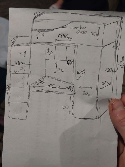 Двох ярусне ліжко, зі столом внизу.