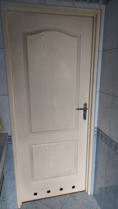 Drzwi łazienkowe 80cm. z ościeżnicą i klamką
