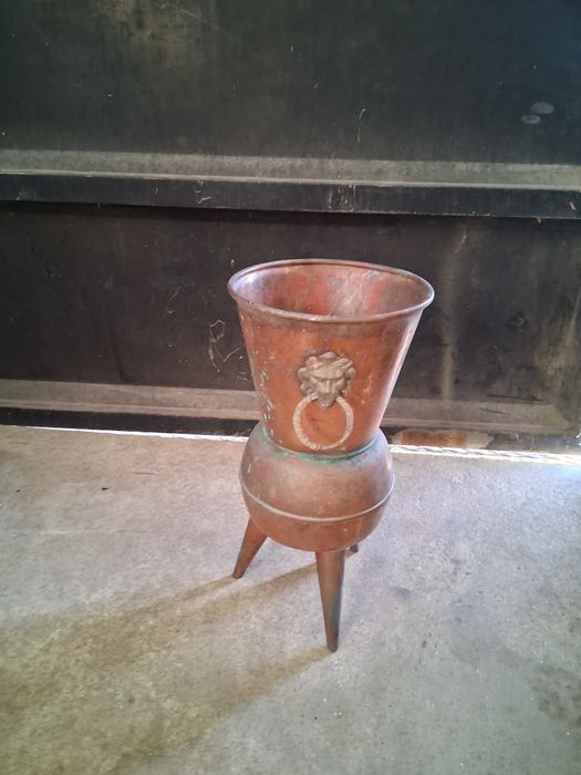 Pote em cobre antigo
