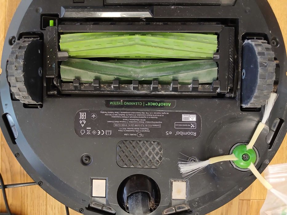 Roomba e5 z zapasem filtrów i szczotek bocznych