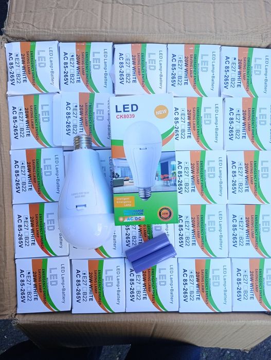 РАСПРОДАЖА Акумуляторна аварійна лампа LED E27/20W лампочка в цоколь