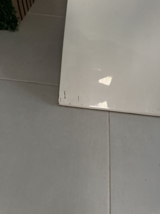 Mesa de sala de jantar, com tampo de vidro 2 metros de comprimento por 1 metro de largura. Tem um pequeno arranhão no pé como mostra a imagem.