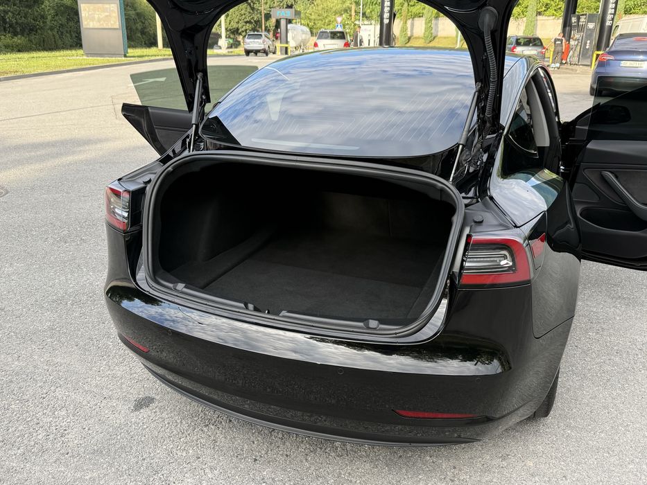 Продам  Tesla 3