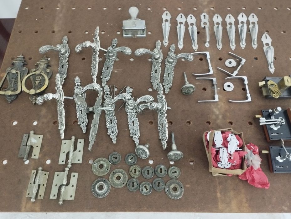 Ferrolhos  de portas , puxadores e maçanetas