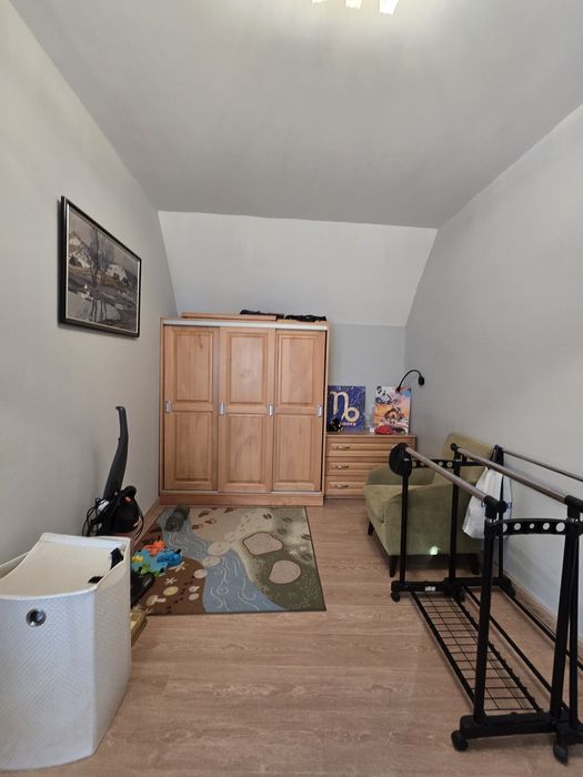 Продаж будинку-напівособняка розташований в спокійному районі міста