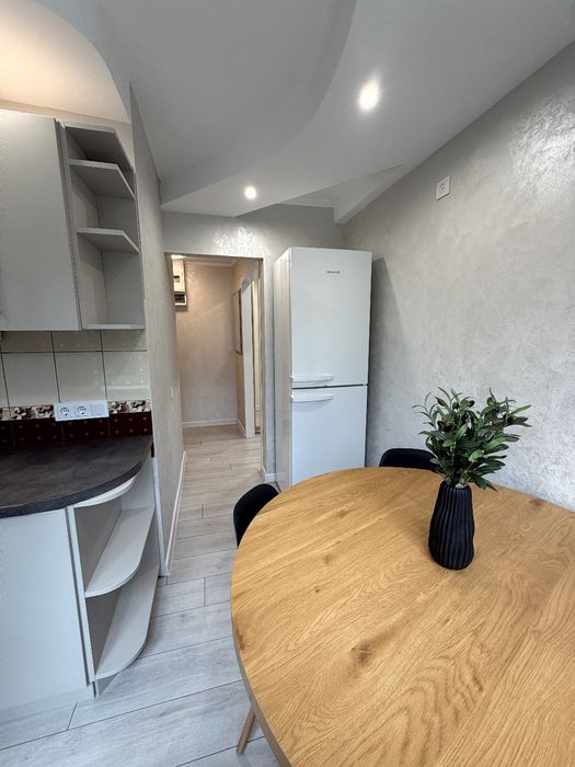 Власник без комісії. Київ .Продам 2 к квартиру 10 хв до метро. Бульвар Верховної Ради 26 Б