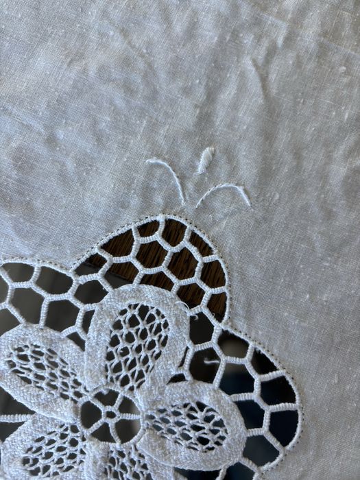 Toalha de mesa em linho com bordado richelieu e 12 guardanapos