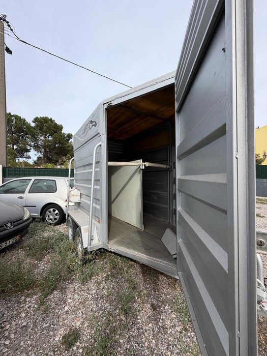 Atrelado adaptado para cavalos