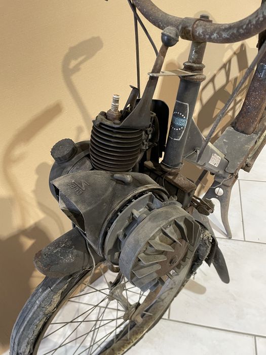 Duas velosolex uma dadora de peças e outra em fase de restauro avançad