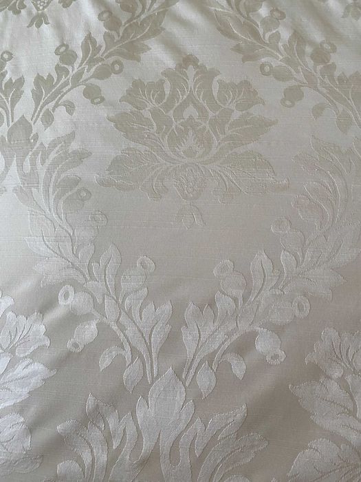 Conjunto Luxo Quarto Clássico – Colcha, Sanefa e Cortinados em Jacquard Marfim