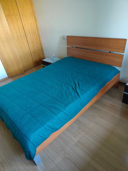 Cama de madeira castanha com estrado