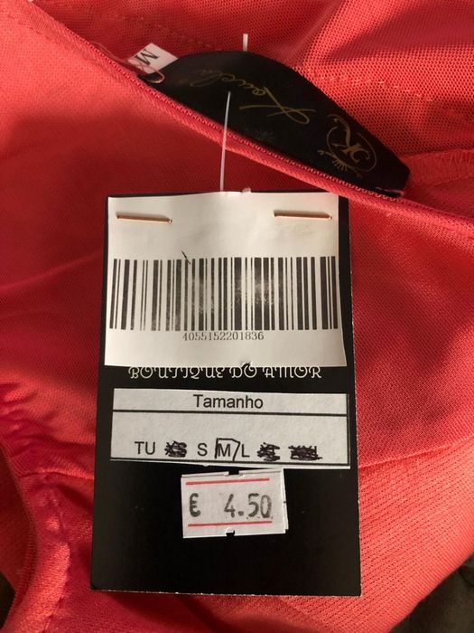 Vestido com Rendas Douradas