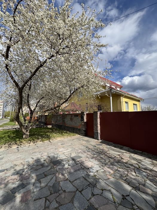 Продам будинок з гаражем і укриттям в центрі Бучі