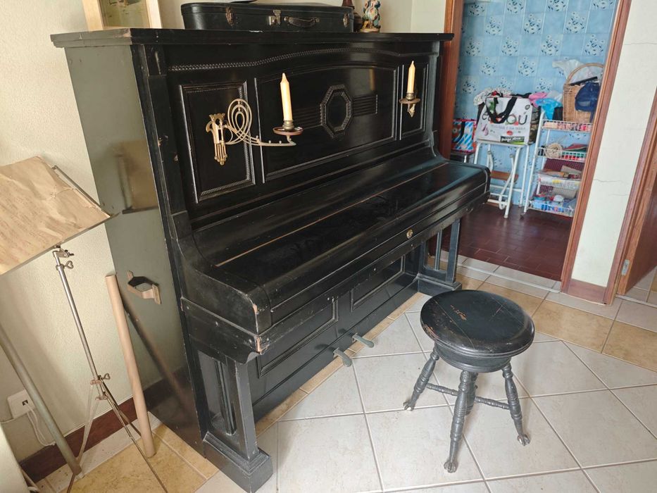 Vendo piano vertical em bom estado, do fabricante Alemão J.G.IRMLER
