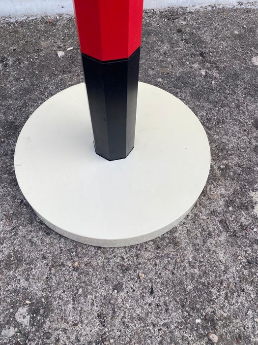 Cabide em forma de lapis, em madeira maciça.