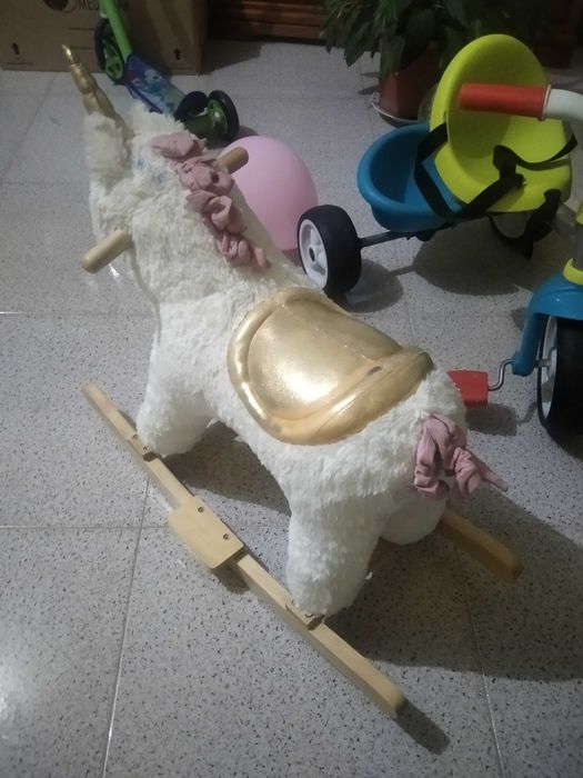 Pônei baloiço com base em madeira