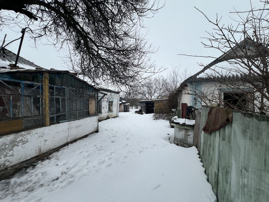 Продам нежилий будинок з рівною ділянкою поблизу центру Узина
