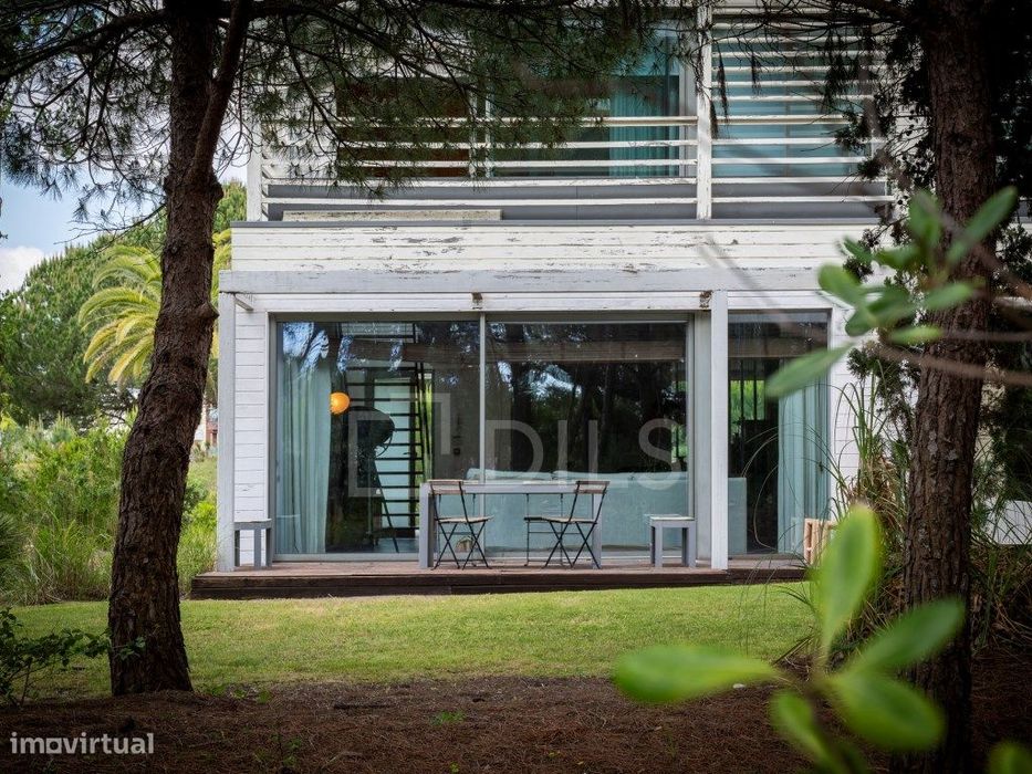 Moradia T2 duplex em Troia, com jardim privativo e terraço