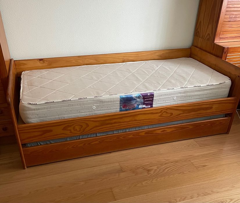 Camas em madeira de pinho e colchões