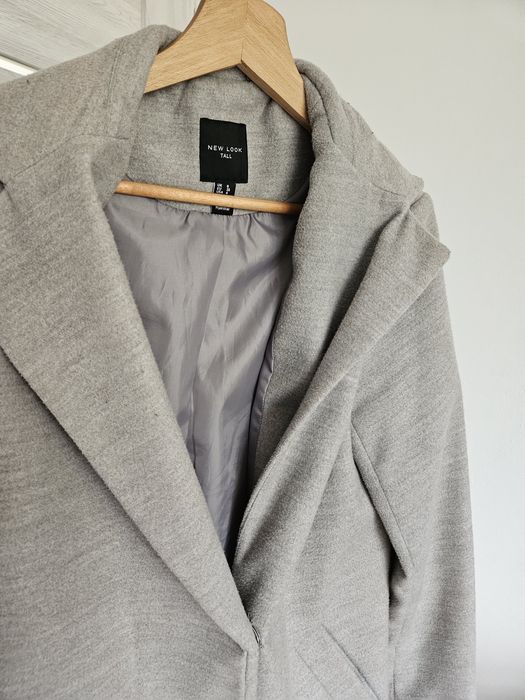 Szary zimowy płaszcz