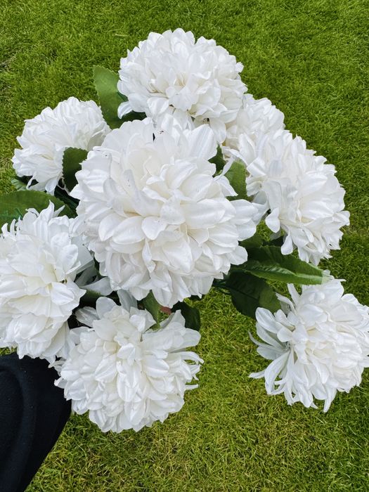 bukiet białe chryzantemy kwiaty na cmentarz  50 cm