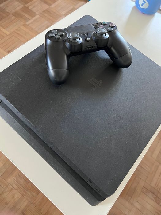 Ps4 como nova com 2 comandos e jogos