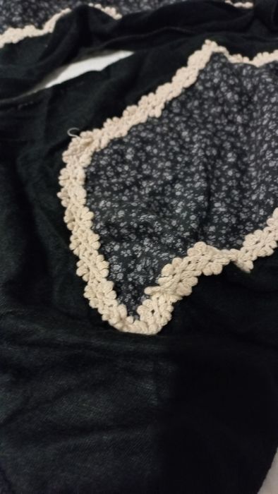 Écharpe unisexo preta com aplicações e pompons