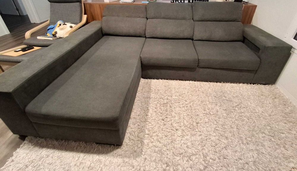 Sofá de sala de estar cinza usado