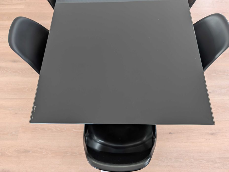 Mesa de jantar Calligaris elegante com tampo de vidro preto e seis cadeiras