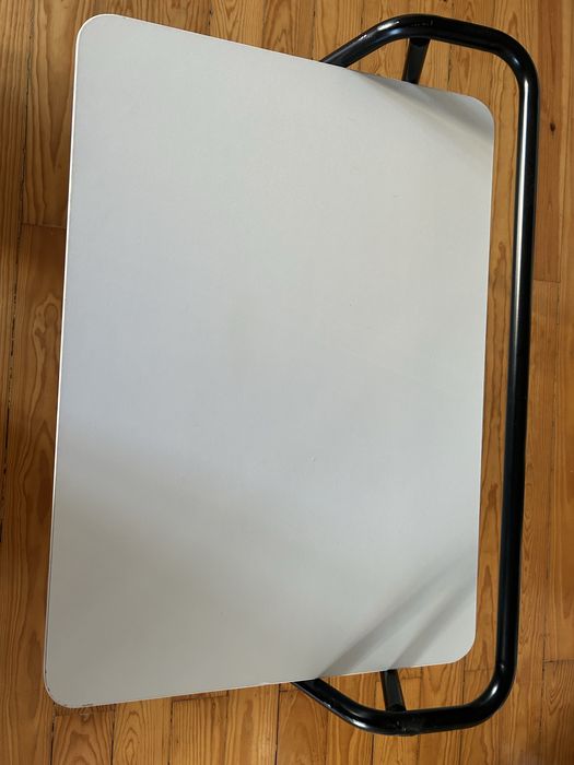 Mesa branca desdobrável