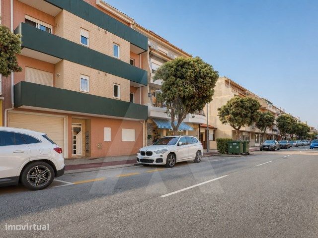 Apartamento T1 com garagem fechada na Praia da Barra