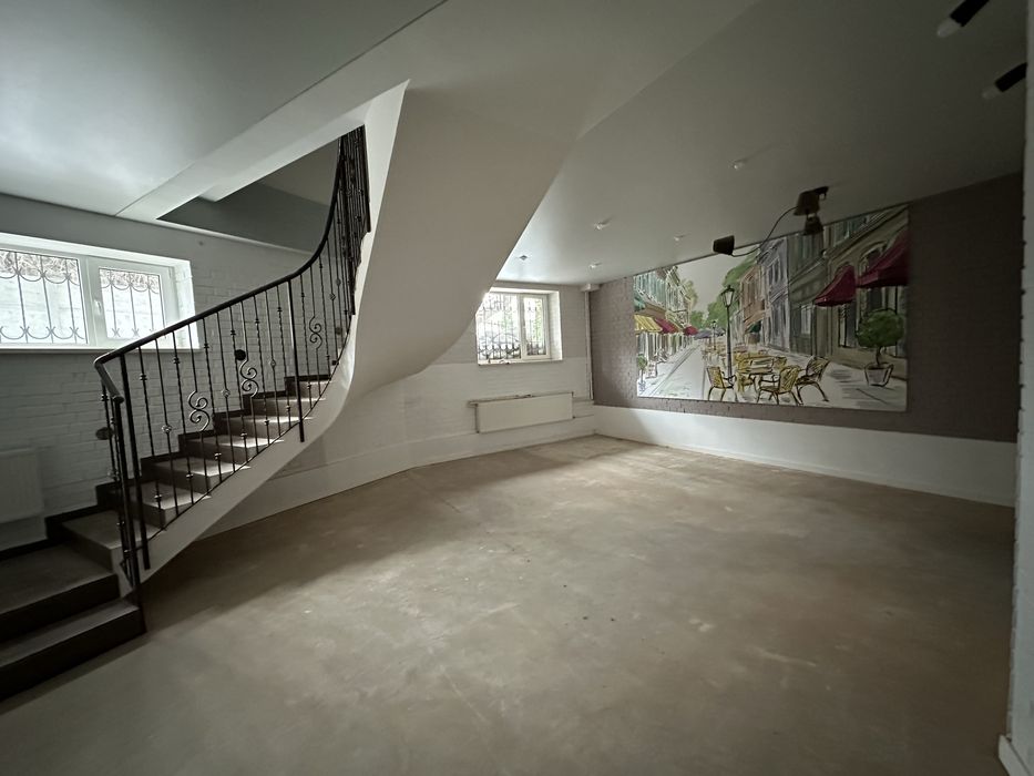 Продаж комерційного приміщення 85 метрів (1поверх+цоколь) центр міста