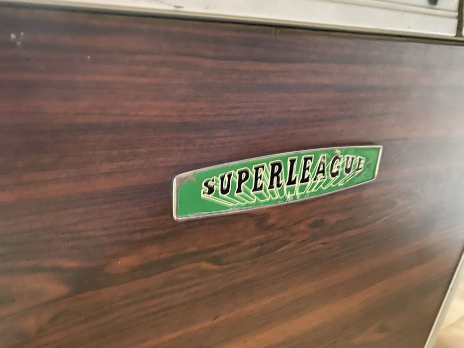 Bilhar snooker com bolas e triângulo e giz