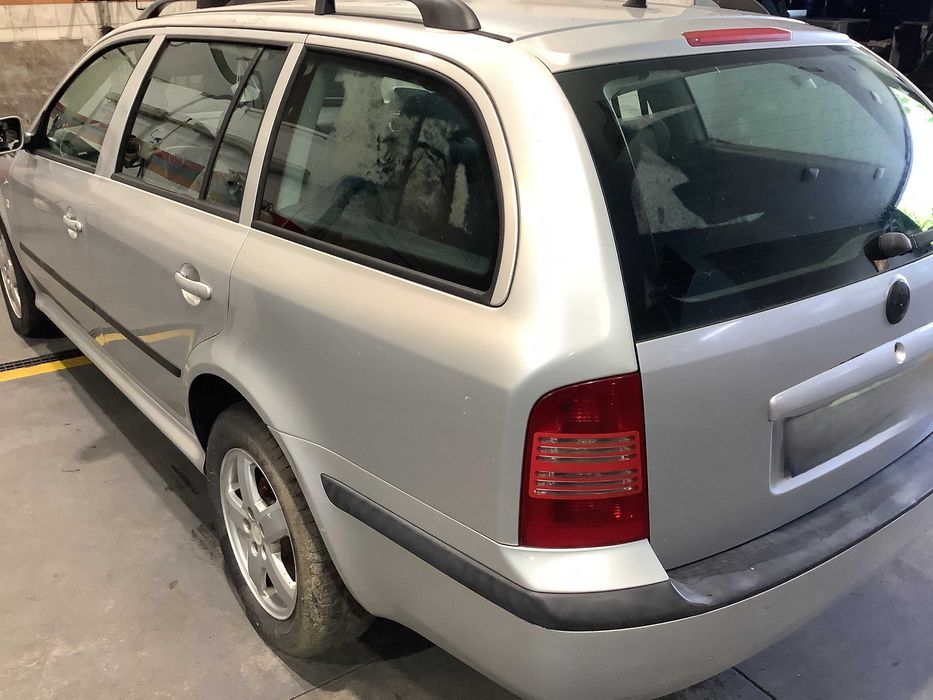 Skoda Octavia Combi 1.6i - 2002 - Para peças