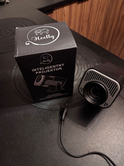 inteligentny projektor marki Heelly