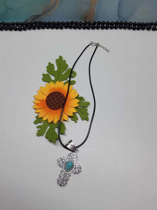 Colar com pingente turquesa e cruz cor prata