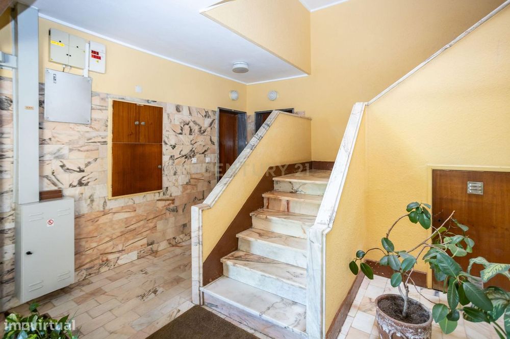 Apartamento T2 com Varanda Cruz de Pau, Amora - Seixal -