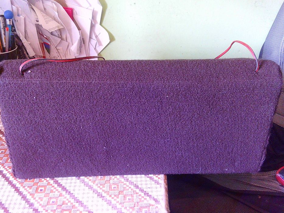 Samochodowy subwoofer, 2 głośniki basowe o średnicy około 18 cm, rezystancja 4 ohm