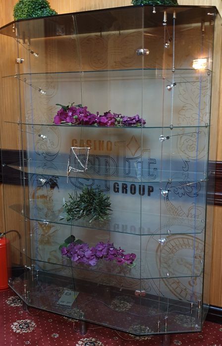 Скляна шафа з підсвіткою