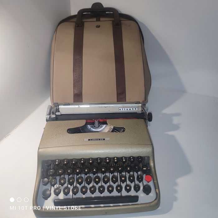 Olivetti Lettera 22 - Máquina de escrever Antiga com estojo